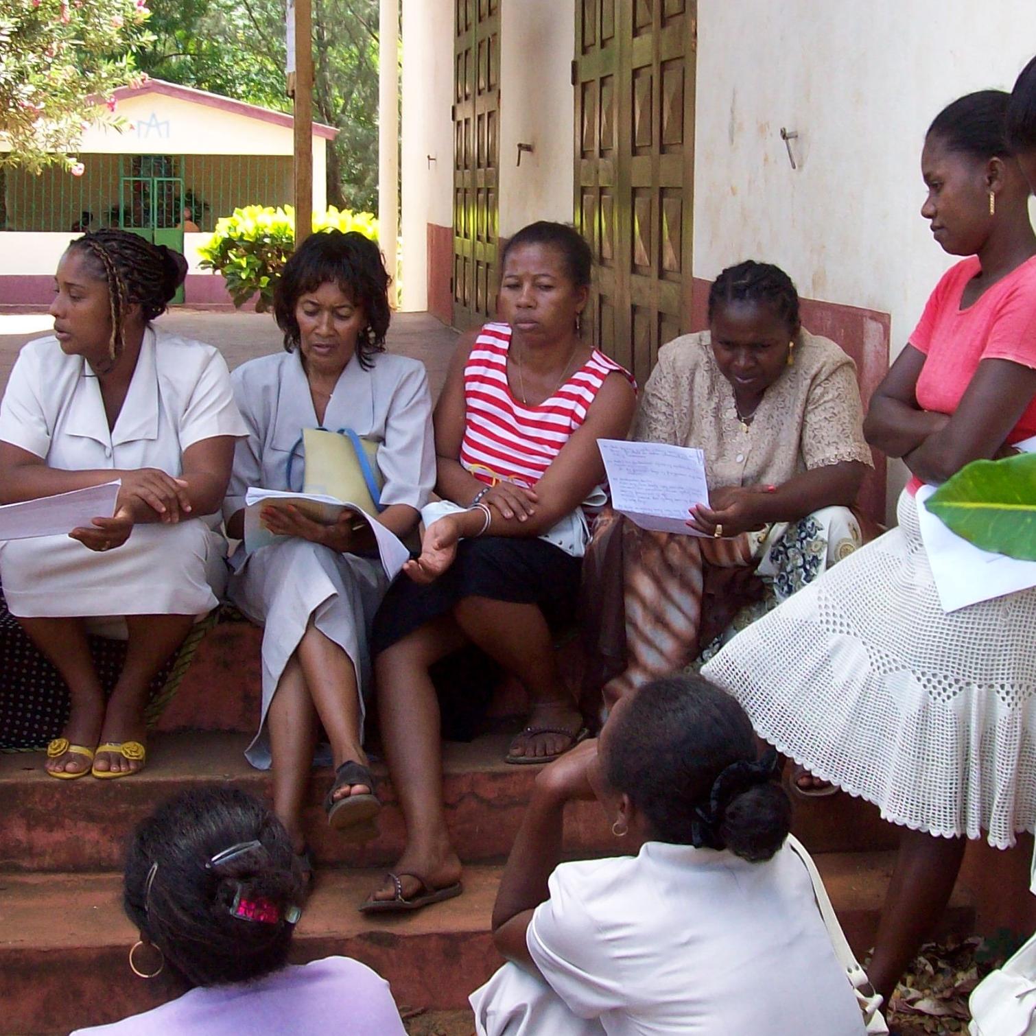 Frauen beraten Mikrokreditprojekte (c) Raolisoa