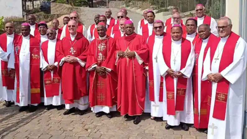 Botschaft der Bischofskonferenz von Madagaskar, an die christlich-katholischen Gläubigen, an die Führer und Führer der Nation, an die jungen madagassischen Menschen ohne Unterschied, an alle unsere Landsleute und an alle Menschen guten Willens. Botschaft der Bischofskonferenz von Madagaskar, an die christlich-katholischen Gläubigen, an die Führer und Führer der Nation, an die jungen madagassischen Menschen ohne Unterschied, an alle unsere Landsleute und an alle Menschen guten Willens.