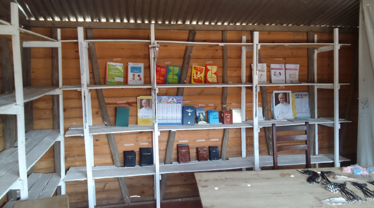 Bibliothek und Shop Bibliothek und Shop in einem