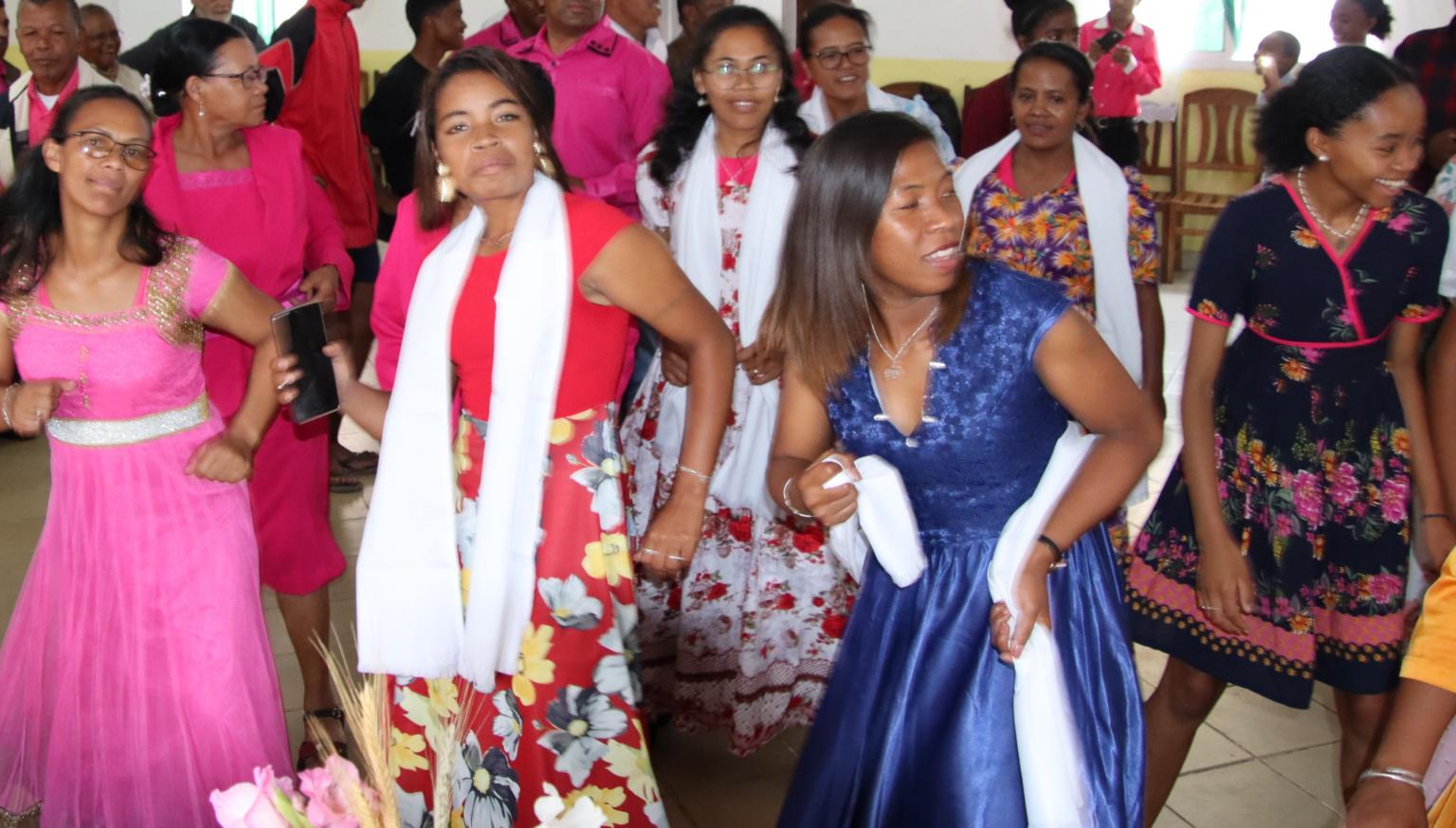 Tanzende und singende Frauen von Iray Aina (c) AK Madagaskar