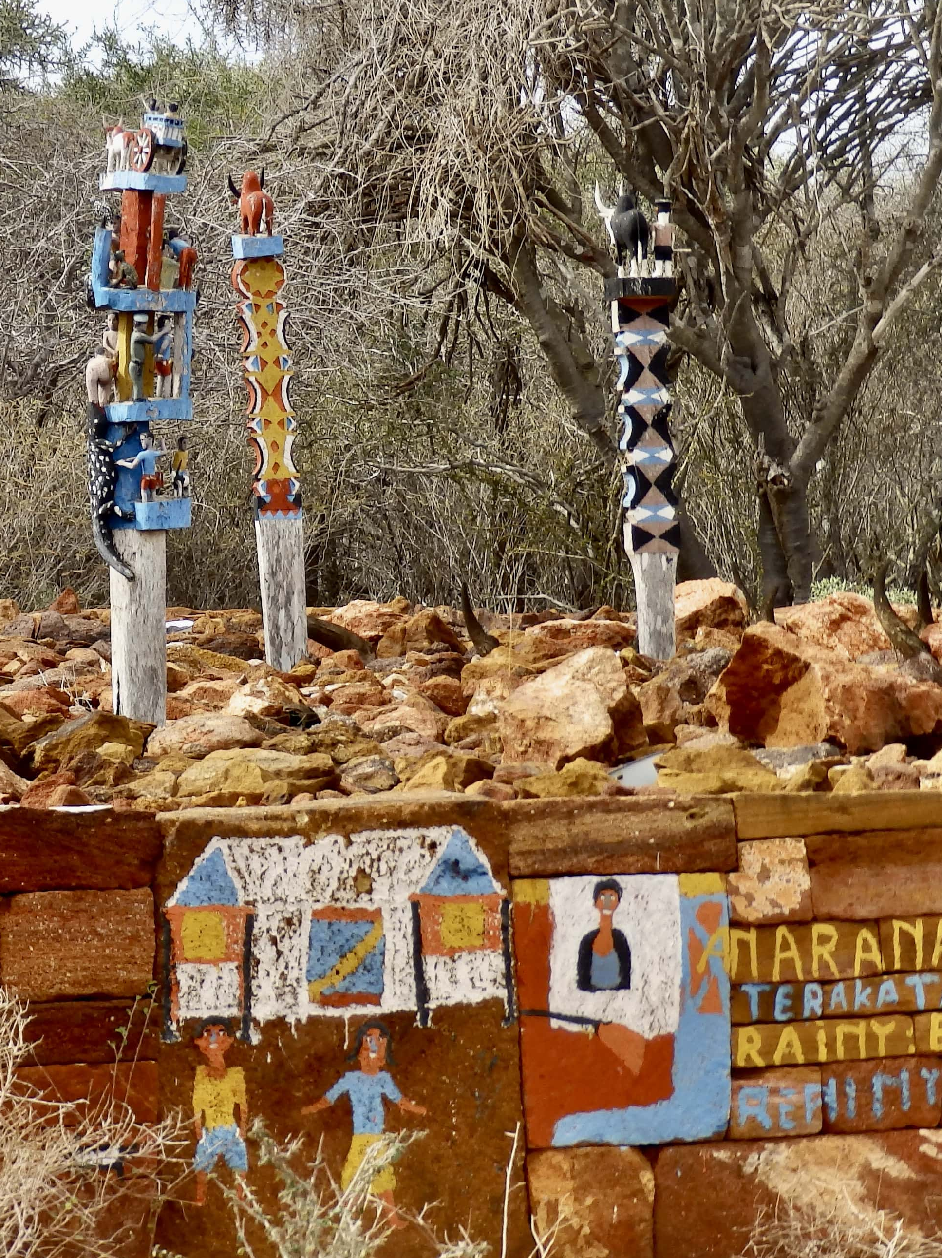 Grabmal der Malahafy mit den Aloalo, den hölzernen Totempfählen