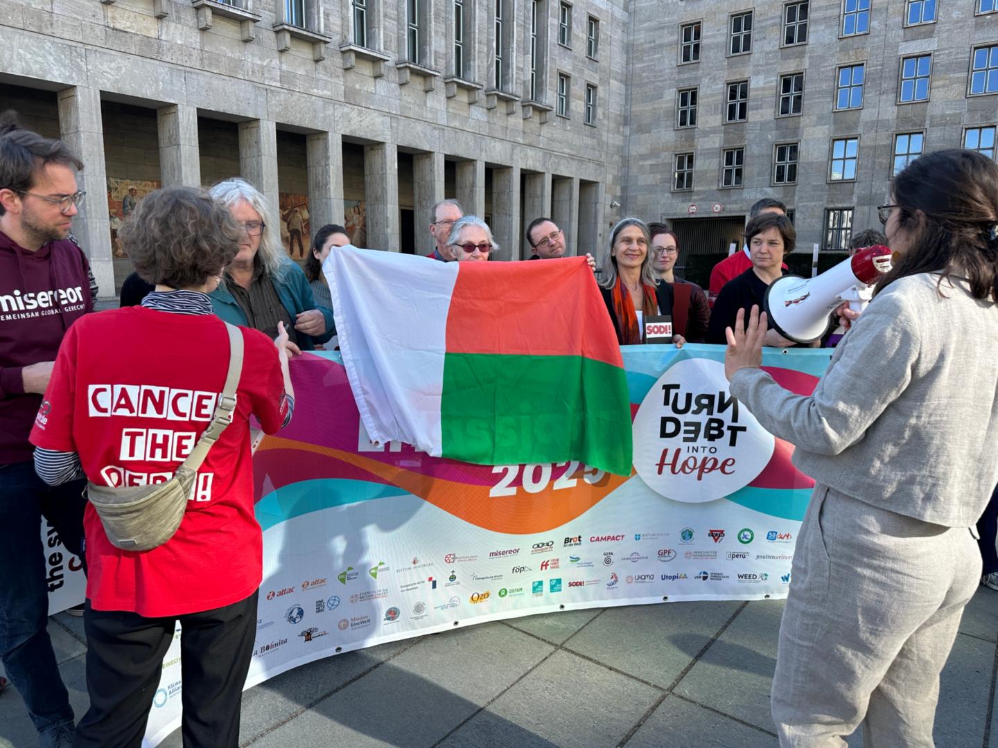 Stellvertretend für die Länder des globalen Südens haben wir die Fahne Madagaskars ins Bild gesetzt. (c) Gulbins