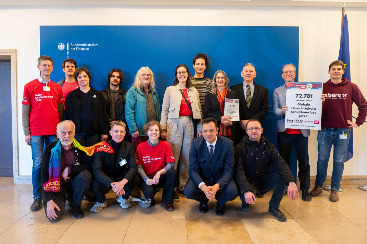 Im Gespräch mit den Vertreter:innen des Finanzministeriums (c) Chris Grodotzki / Campact