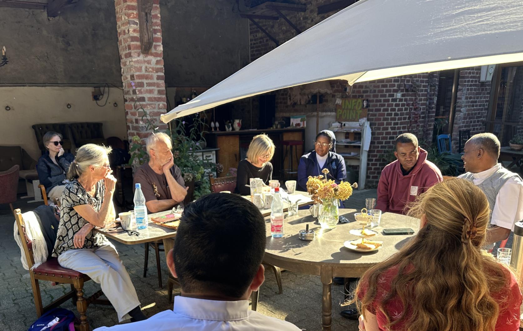 Treffen im Cafe Nr. 5 (c) Gulbins
